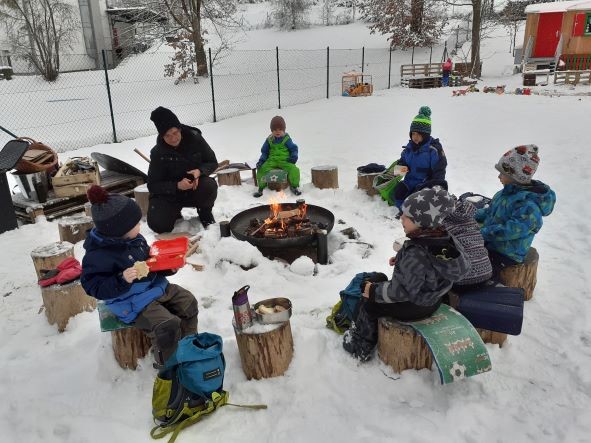 Nimmersatt Sitzkreis im Schnee bei Feuer