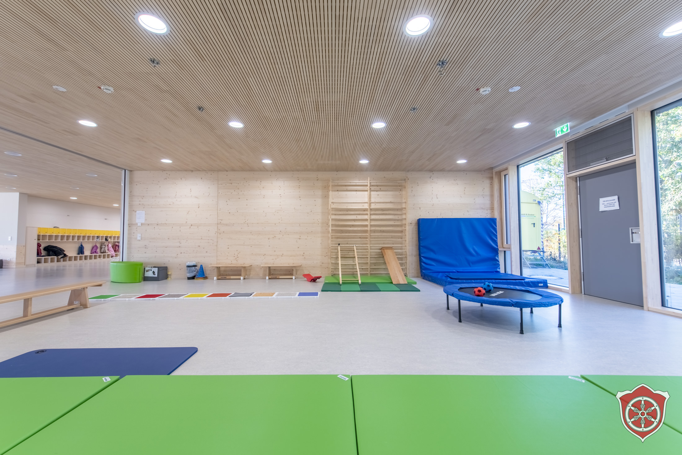 Der Bewegungsraum zeigt eine Bewegungslandschaft unter anderem mit einem Trampolin und einer Sprossenwand. 