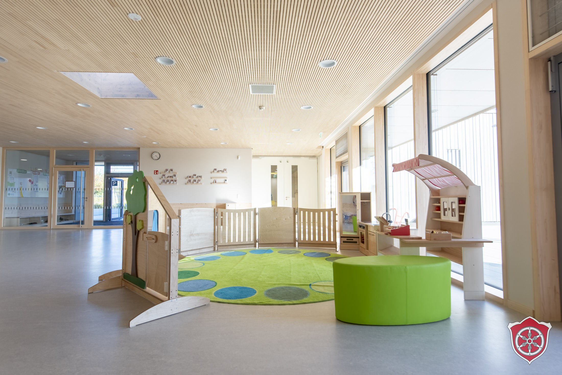 Im Bewegungsflur ist eine Rollenspielecke mit einem Kaufmannsladen eingerichtet.