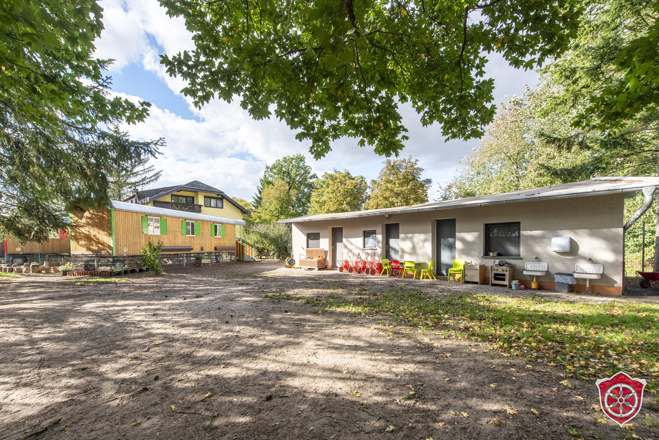 Das Bild zeigt Basis 2. Man sieht einen der beiden Bauwägen und das Nebengebäude.