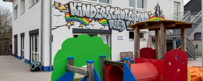 Außenansicht des Gebäudes mit Blick auf Klettergerüst