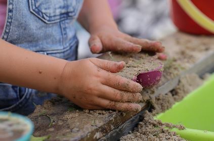 Kinderhände im Sand