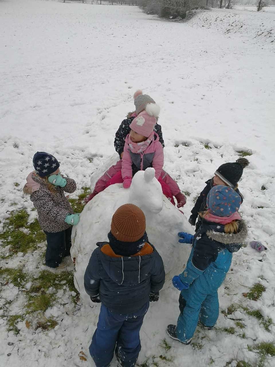 Kinder mit Schneeeinhorn