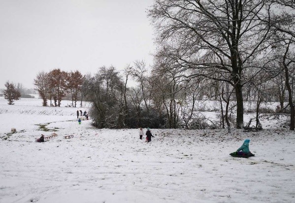 Kinder spielen im Schnee