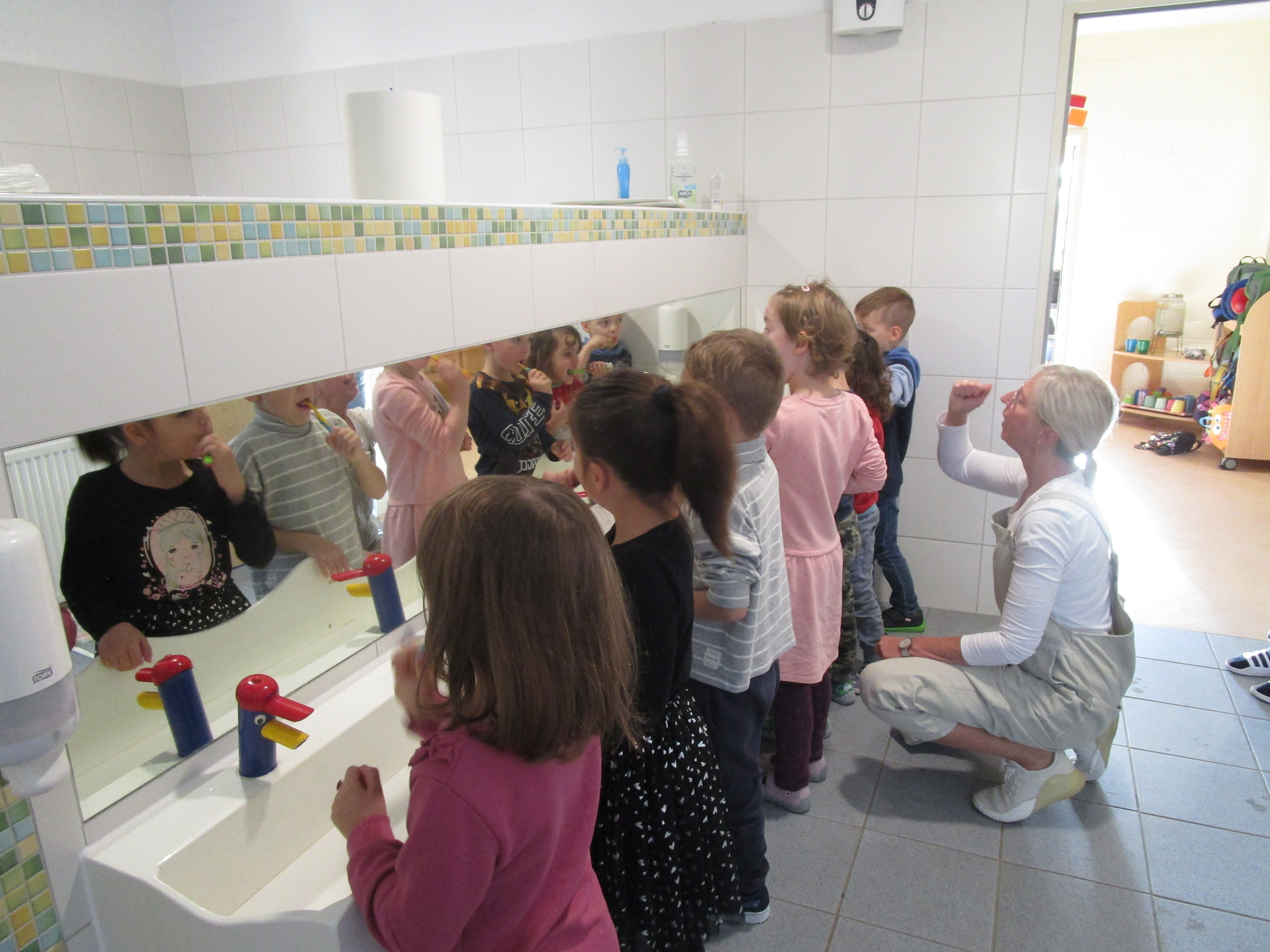Kinder Zähneputzen