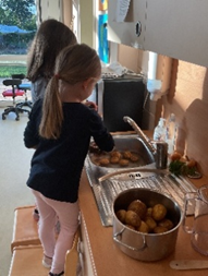 Kinder in der Küche