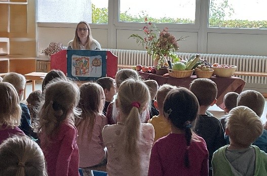 Kinder lauschen gespannt