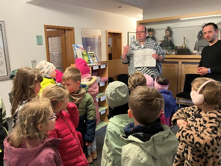 Kinder mit Wahlleitung.jpg