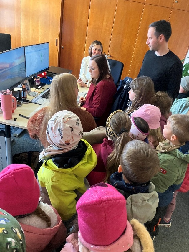 Kinder mit Wahlleitung.jpg