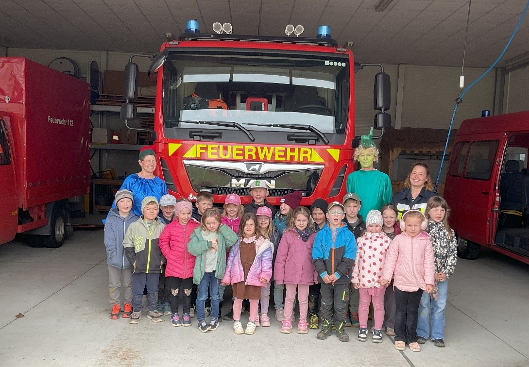 Kinder vor Feuerwehrauto