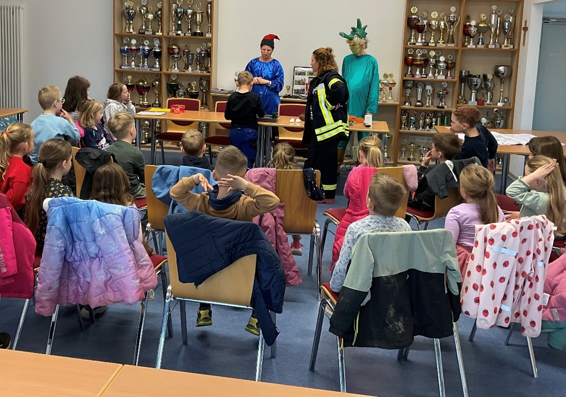 Kinder im Feuerwehrhaus